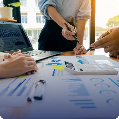 会議で資料を確認する様子の写真