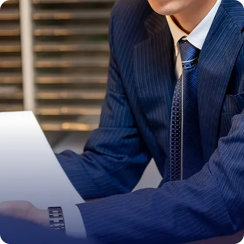 スーツ姿のビジネスマンが商談する写真