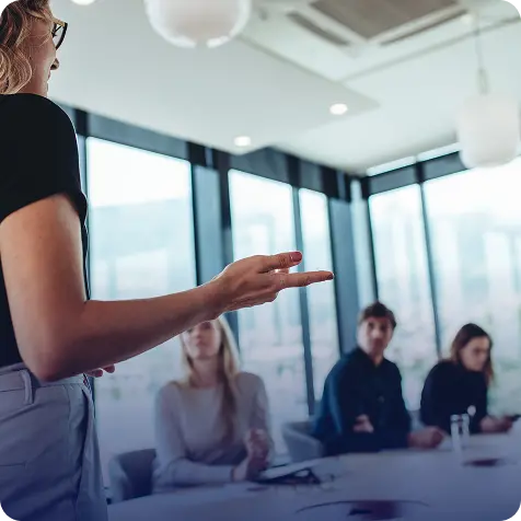オフィスでプレゼンテーションをする人の写真