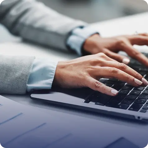 ノートパソコンでメール対応をする手元の写真