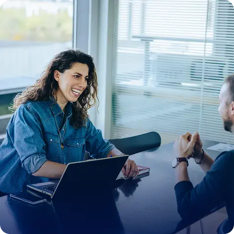 オンライン面接を受ける女性の写真